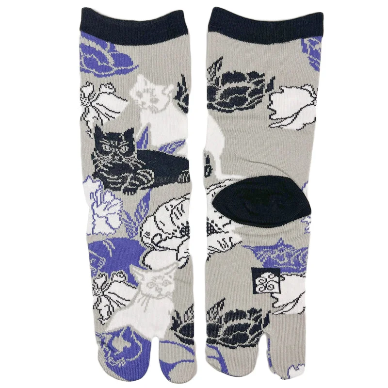 Moisture - wicking men's socks for drynessTabi Socks Cat and Flower