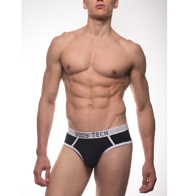 Low - cut men's briefs for a discreet appearanceUndergear Body Tech Maximizer Brief